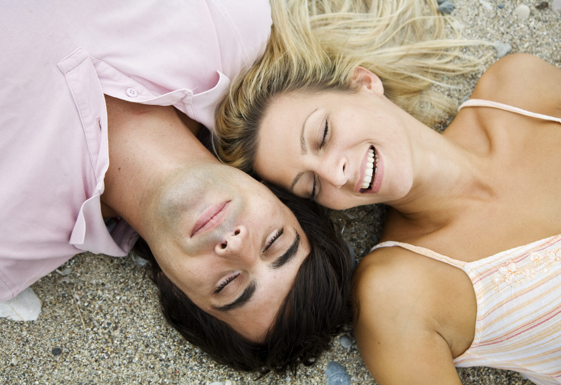 Pár si užíva spoločný zážitkový darček v exteriéri počas slnečného dňa.